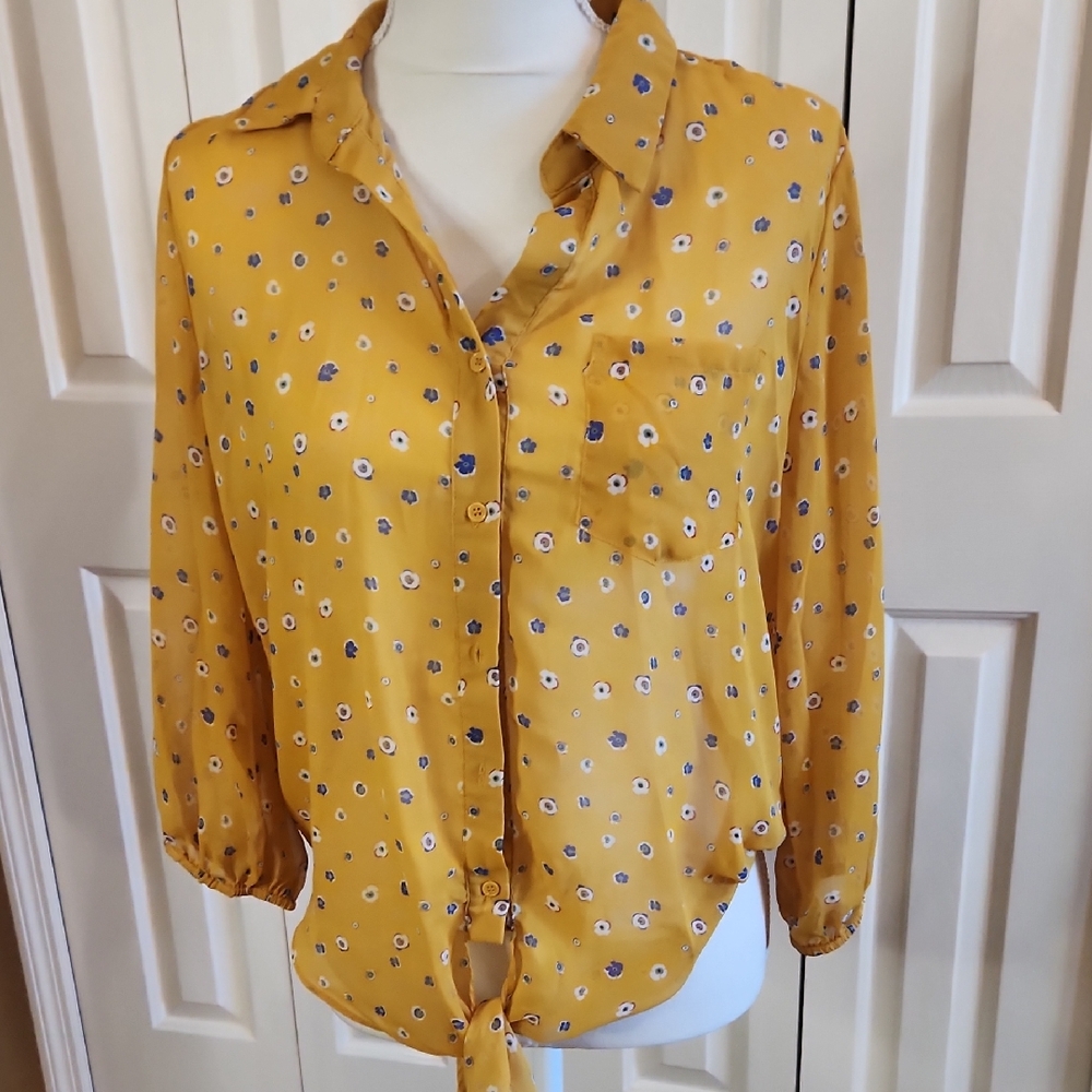 Pleione Yellow Gold Button Down Shirt Notched Collar Tie Front